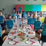Uczniowie z orztymanymi plecakiami UNICEF.