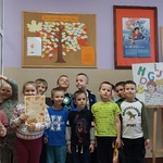 Grupa uczniów z klasy I b z dyplomem akcji czytelniczej 
