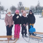 Uczniowie klasy 3 podczas zabaw na szkolnym placu.