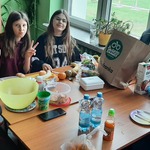Uczniowie w trakcie przyrządzania posiłku