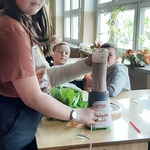 Uczniowie w trakcie przyrządzania posiłku