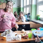 Uczniowie w trakcie przyrządzania posiłku