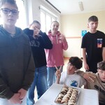 Uczniowie na korytarzu w trakcie przyrządzania posiłku