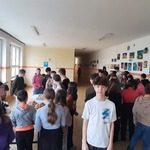 Uczniowie na korytarzu szkoły
