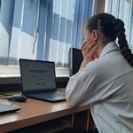 Uczennica siedząca przed laptopem