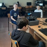 Uczniowie w sali komputerowej siedzący przed laptopami