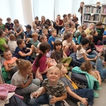 Uczniowie na spotkaniu z autorką książek dla dzieci p. Agnieszką Suchowierską