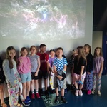 Uczniowie klasy 2B tuż przed rozpoczęciem seansu w Planetarium Uniwersytetu Biologii w Białymstoku.