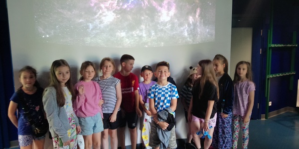 Uczniowie klasy 2B tuż przed rozpoczęciem seansu w Planetarium Uniwersytetu Biologii w Białymstoku.