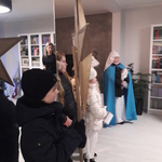 Kolędnicy dzielą się Dobrą Nowiną.