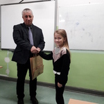 Uczennica kl. III odbiera gratulacje.