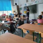 Uczniowie klasy Ia w czasie zajęć prowadzonych przez panią policjantkę.
