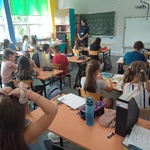 Uczniowie klasy III b uważnie słuchają zasad dotyczących bezpieczeństwa na drodze.