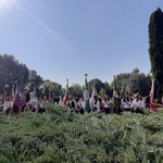 Poczty sztandarowe białostockich szkół ustawiają się przed Pomnikiem Grobu Nieznanego Sybiraka w Białymstoku.