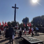 Zebrani goście oraz grupa uczniów z pocztów sztandarowych po złożeniu wieńców przed Pomnikiem Grobu Nieznanego Sybiraka.