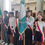 Poczet sztandarowy SP31 w Białymstoku w kościele p.w. Ducha Świętego.