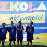 Uczniowie klasy 5 SP31 w Białymstoku na ściance zdjęciowej międzyszkolnych zawodów sportowych.