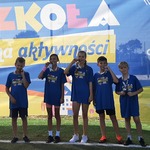 Uczniowie klasy 6 SP31 w Białymstoku na ściance zdjęciowej międzyszkolnych zawodów sportowych.