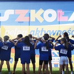 Reprezentanci SP 31 w Białymstoku na zawodach sportowych pokazują numery startowe.