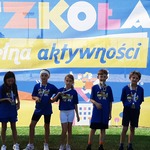 Uczniowie klasy 4 SP 31 w Białymstoku na ściance zdjęciowej międzyszkolnych zawodów sportowych.