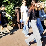 Uczniowie SP 31 idą na miejsce zbiórki akcji Sprzątanie Świata.