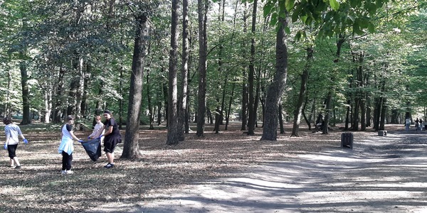Uczniowie SP 31 sprzątają Park Lubomirskich w Białymstoku.