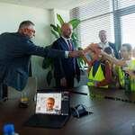 Uczeń klasy IIIb otrzymujący książkę_ z dedykacją Tomasza Frankowskiego.