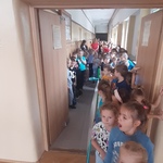 Dzieci czekające w rzędach na rozpoczęcie biegu-sztafety przyjaźni.