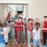 Klasy drugie przebijają sobie piątki w sztafecie przyjaźni.