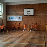 Klasa trzecia biegnie trasę sztafety przyjaźni.