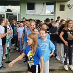 Klasy przygotowują się do Sztafety Przyjaźni przed wejściem głównym szkoły.