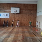 Klasa trzecia biegnie sztafetę przyjaźni.