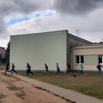 Klasa szósta biegnąca w sztafecie przyjaźni.