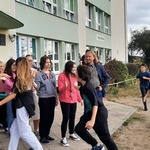 Klasa szósta kończąca bieg w sztafecie przyjaźni przebija piątki klasie siódmej.
