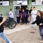 Uczniowie klasy ósmej rozpoczynający swój udział w sztafecie przyjaźni.