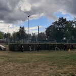 Grupa uczniów jednej z klas biorąca udział w biegu sztafecie przyjaźni.