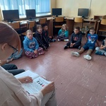 Uczniowie z kl. III b słuchają opowieści o przygodach Cioci Jadzi.