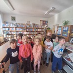 Uczniowie przyrzekają, że będą szanować książki.