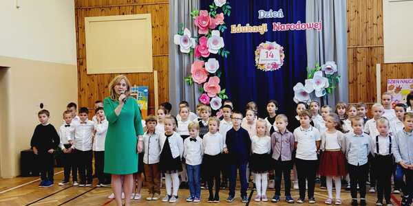 Uczniowie klas II podczas występu