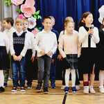 Uczniowie klas II podczas występu