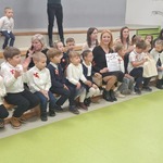 Dzieci z grupy Misie wraz z wychowawczynią