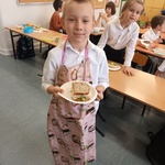 Uczeń klasy IIa podczas przygotowywania kanapek