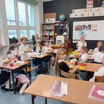Uczniowie klasy IIa podczas przygotowywania kanapek