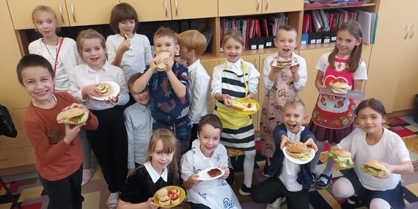 Uczniowie klasy IIa podczas przygotowywania kanapek