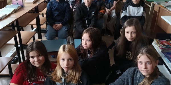 Uczniowie słuchają opowiadania.