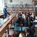 Bibliotekarz opowiada uczniom o literaturze fanastycznej.