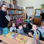 Bibliotekarz prezentuje książkę.