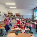 Dzieci prezentują książkę którą otrzymały w prezencie.