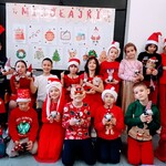 Uczniowie klasy IIA z prezentami od Świętego Mikołaja