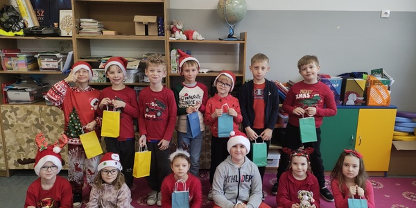 Uczniowie klasy Ia z prezentami.